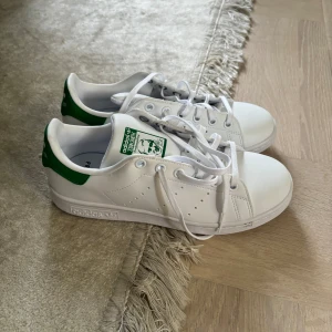 Stan Smith sneakers  - Säljer mina Stan Smith skor som är helt nya och aldrig använda💓 Säljer dom då dem är lite för små för mig dom är i storlek 37,5💓 Nypris 100kr men säljer för endast 500kr🥰🥰