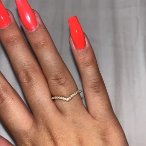 Guldpläterad ring - Är storlek 6. Har tappat färg som man ser på bild men syns inte framifrån. Säljer billigt pga det.  Nypris 299kr. Köparen står för frakten ❤️