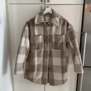 Oversize skjortjacka  - Varm jacka, använt i mycket bra skick. Stor i storlek.  Mått  Axel bred 40-44 cm Längd 85 cm