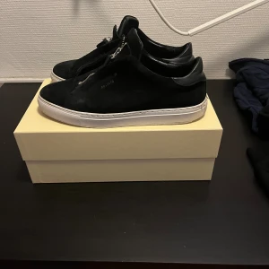 Axel Arigato skor - Säljer nu mina arigato skor då Jag börjar bli sugen på nya skor. Skick 6,5/10 då hälen är lite ned slippad. Priset är rätt högt eftersom dem inte säljs längre, priset kan dock gå ner vid snabb affär. Kontakta mig vid frågor eller funderingar.😊