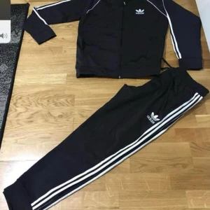 Adiddas dress båda jacka och byxor  - Adiddas nya oanvända storlek S