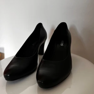 Klackar - Enkla klackar, väldigt bra skick. Storlek 37 men passar mig som oftast har 36.   obs! Finns hemma hos mina föräldrar så frakten kan ev. ta längre tid, skriv i dm så kan vi se