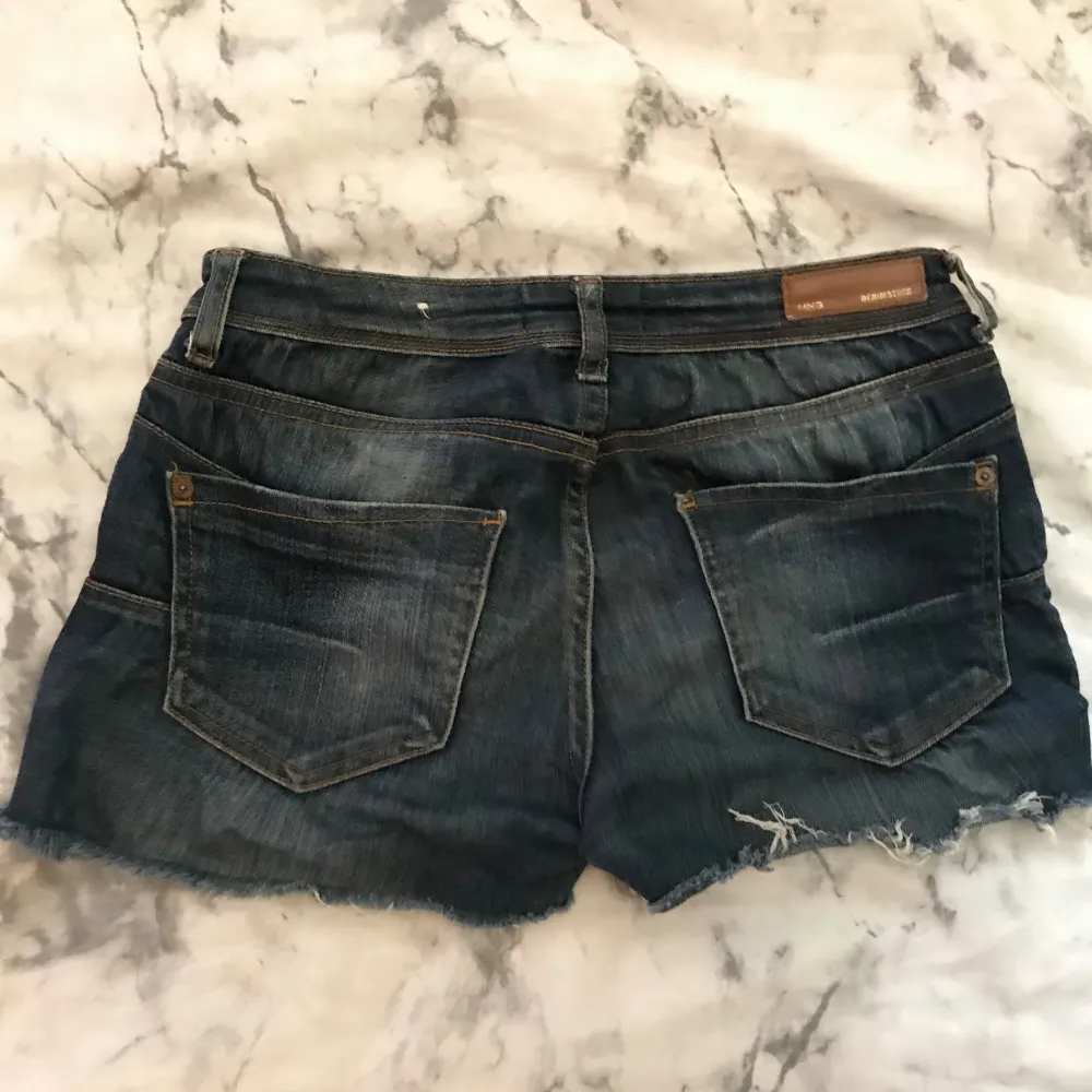 Super söta jeansshorts som tyvärr har blivit för små på mig. Shorts.