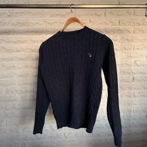 Gant kabelstickad med rund hals - Gant kabelstickad med rund hals