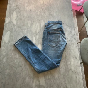 NUDIE jeans tape ted - Använt 3-4 ggr, storlek 32/32. Mycket bra skick.