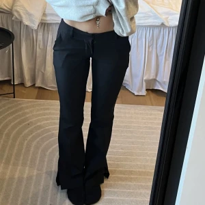 Lågmidjade kostymbyxor med slits - Superfina kostymbyxor från Bikbok. Har slits på sidorna. Superbra skick. Lånad bild, skriv privat för egna💞(innerbenslängd 80 cm)