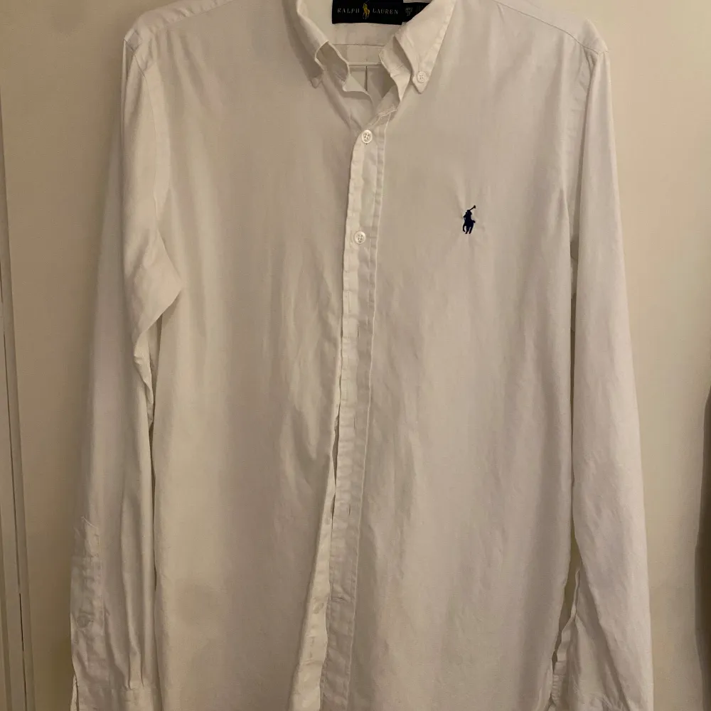 Säljer 2 st Ralph lauren skjortor pga för små. Den vita passar storlek S och den andra storlek M. Båda i bra skick. 300kr styck. . Skjortor.