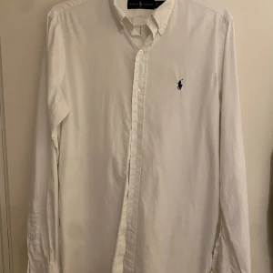 Ralph Lauren skjortor - Säljer 2 st Ralph lauren skjortor pga för små. Den vita passar storlek S och den andra storlek M. Båda i bra skick. 300kr styck. 