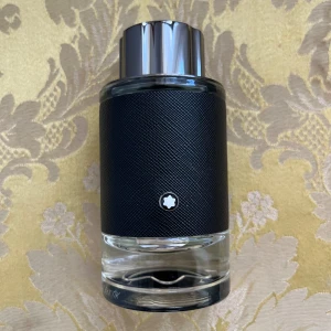 Parfym - Hej! Säljer en Mont Blanc parfym. Flaskan är 100 ml men det är ungefär 95ml kvar. Den är väldigt fräsch med noter av b.l.a citrus. Skriv vid minsta fundering! (Priset kan såklart diskuteras)