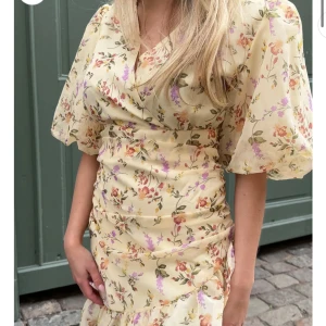 Vmphoebe Dress - Säljer helt ny mycket vacker klänning från Vero Moda i storlek L. Aldrig använd eller testad, prislappar finns kvar. Nypris 699 kr  Hör gärna av er för fler bilder eller frågor 