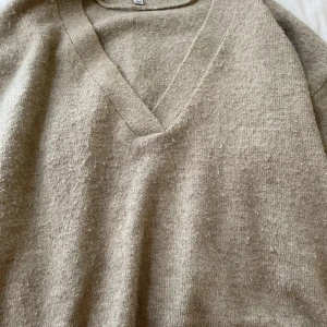 beige stickad tröja  - säljer denna as snygga beiga stickade tröjan då den inte kommer till användning