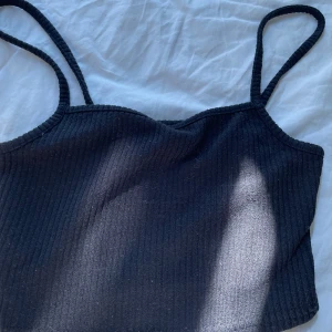 svart topp - säljer denna svarta topp från hm i storlek xs