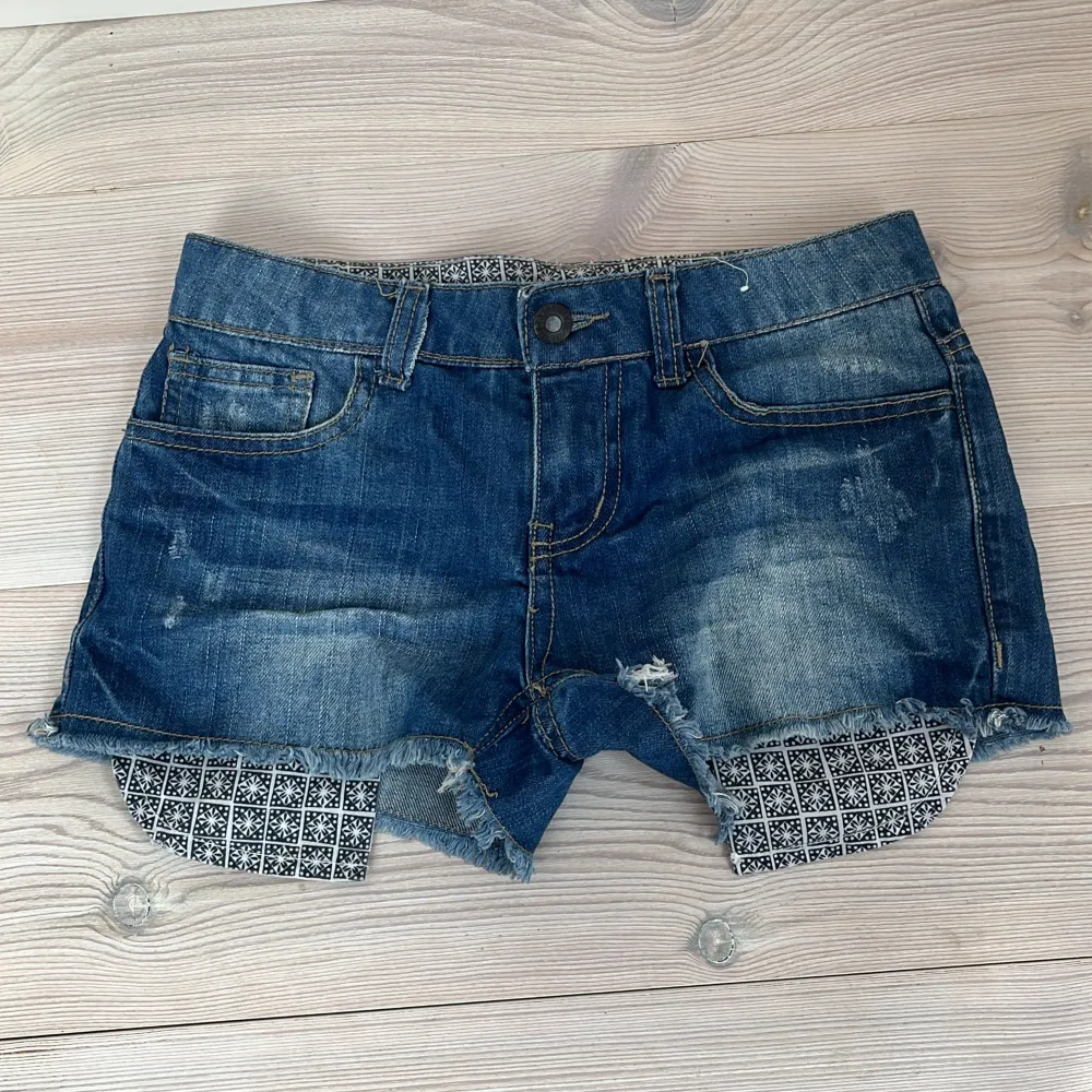 Jeansshorts i storlek 140cm/9-10 år. Den är i bra skick! Det finns små revor i plagget som tillhör designen. Okänt märke.💖. Shorts.