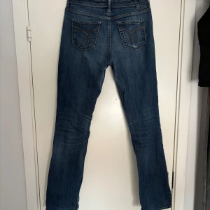 Low-waist straight jeans - Skriv privat vid fler frågor!😊 Ser ej storlek men skulle säga 36/38, ganska långa i benen!
