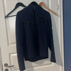 Nike tech hoodie - Säljer min nike tech hoodie som är i skick 6/10 pris kan diskuteras vid snabbaffär