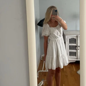 Sommarklänning  - Somrig klänning från &otherstories💞Superfin med blommigt mönster i tyget och öppen rygg💞