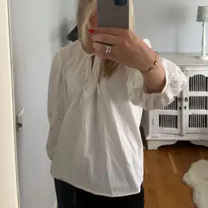 Så fin vit blus från Hm💘 Knappt använd, nyskick! 