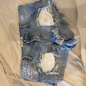 Lågmidjade jeans shorts - Säljer de här skit snygga lågmidjade jeans shortsen från one teaspoon pga att det är för stora💞kan posta först den 25e 