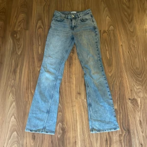 Gina Tricot jeans  - Köpta i april anväda ca 5 gånger. Sälj så dem är på gränsen till för små. Jensen är mid Waits. Färg är lite wash out. Skriv vid frågor 