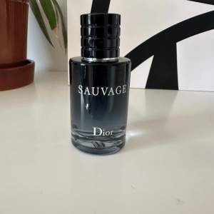 Helt ny dior Sauvage 60ml ej sprutad, kommer med box såklar i utmärkt skick. nypris 900 🙌🏼