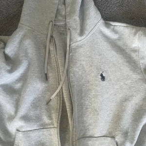 Polo Ralph Lauren zipup/hoodie - Säljer denna Polo Ralph Lauren koftan, som är väldigt snygg och trendig i nuläget. Den är basic och snygg till nästan alla outfits. Den är helt som ny och beställd från Ralph laurens hemsida bara för 2-3 månader sedan. Den är även storlek S.
