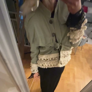 Zara jacka  - 🩷säljer min fina jacka från Zara perfekt nu till sommaren, skriv för fler bilder🩷