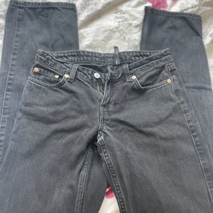 Weekday jeans - Säljer nu dessa arrow low Jensen ifårn weekday. Storlek 25/34, skulle säga att de sitter som xs/s. Aldrig använda då dom är lite för långa för mig.
