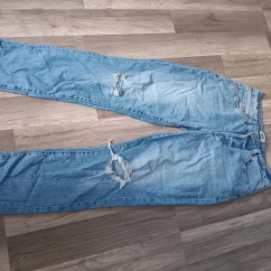 Boyfriend jeans  - Boyfriend jeans med slitna knän