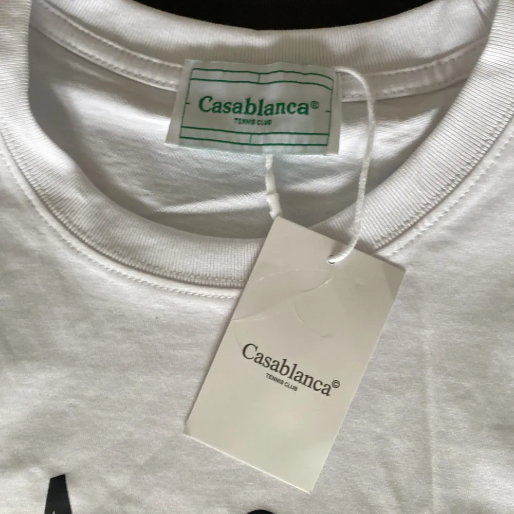 Säljer min vita Casablanca tröja u storlek L, Väldigt bra skicka och oanvänd.  Säljer då den var för stor  Pris kan diskuteras . T-shirts.