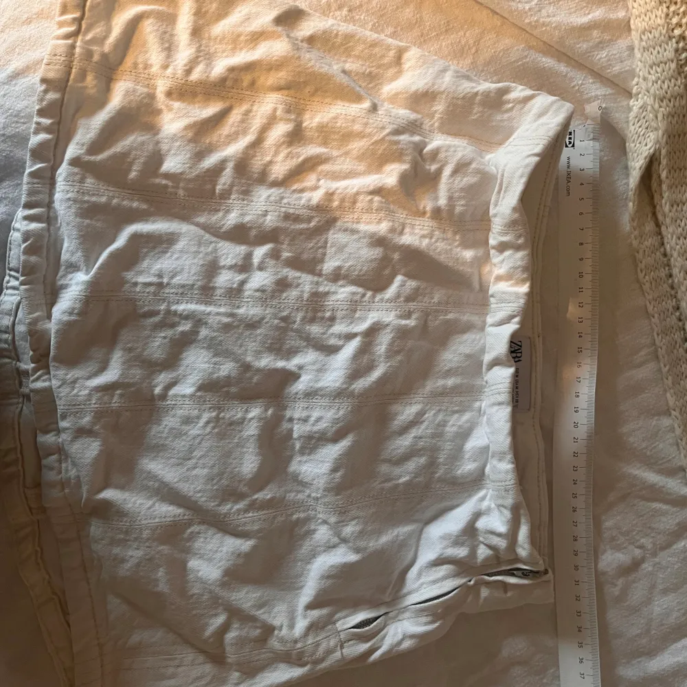 En söt somrig vit jeans kjol! Ca 32 cm i midjemåttet (direkt över) och ca 33cm lång💞. Kjolar.