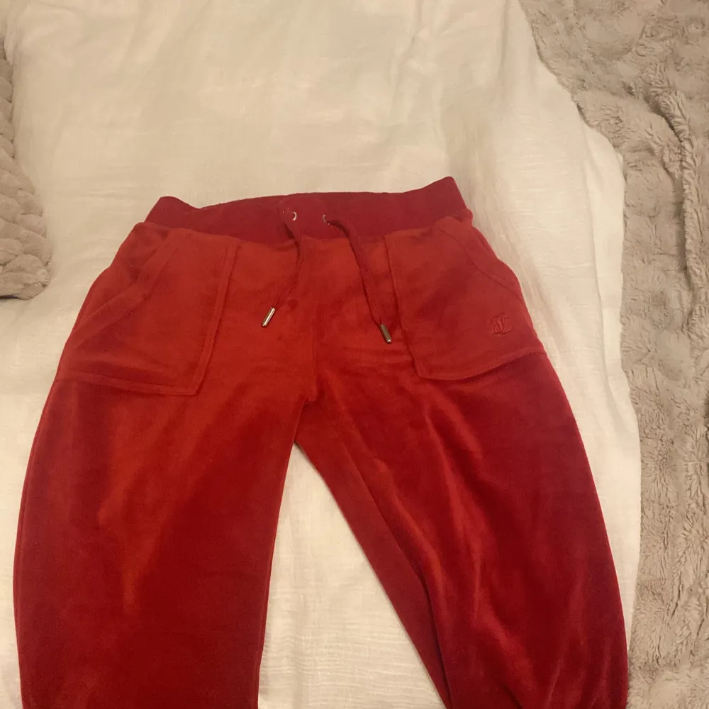 Säljer även mina röda juicy byxor då dom inte kommer till användning. Dom har använts ett par gånger men det är inget fel på dom. Det är storlek Xs. Jeans & Byxor.