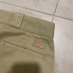 Dickies byxor - Dickies byxor i bra skick. Midja 45 cm Ytter ben 109 cm Inner ben 78