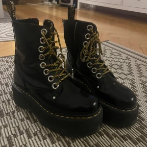 DR MARTENS JADON MAX - Säljer dessa skor och de är knappt några märken på eftersom de är nästintill oanvända. De är äkta läder och 5 cm höga! Jag köpte de för 2700 kr och nypris är detsamma, ställ gärna mer frågor :)