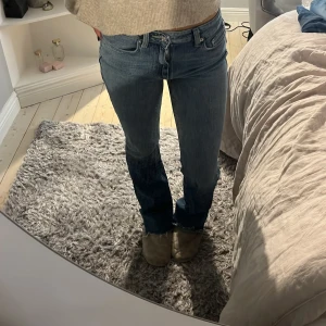 Lågmidjade jeans blåa - Såååå snygggaa jeans från Denim, som ej kommit till användning. De har mörkblå nyans där nere och ljust upptill