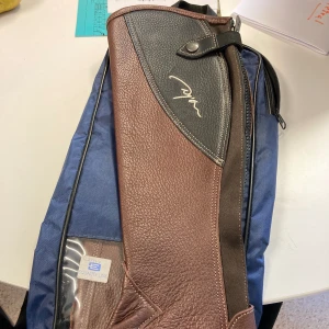 Dyon original shortchaps  - Helt oanvända bruna dyon original shortchaps Stl: M  Nypris 2998:-, säljes för 2000:- plus frakt   Kan mötas upp runt Vallåkra, Helsingborg. Eller skickas mot fraktkostnad (PostNord)   För fler frågor eller bilder hör av dig privat