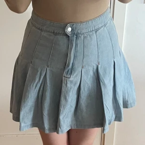 Mini pleated jeanskjol - Storlek S, en pleated, kort, jeanskjol. Inga defekter