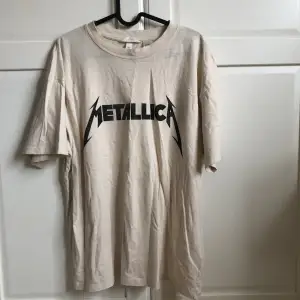 En beige Metallica t-shirt som jag inte använt då den inte är i min stil. Storlek M, men passar bra för andra storlekar också då tröjan är oversized. Säljer alla mina varor för under 150kr!!!