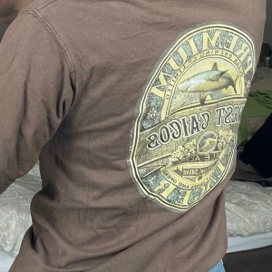 Brun T-shirt - Jättehäftigt tryck. Köpt i en vintage butik i London!