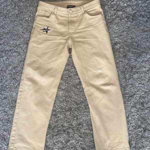 Lukamachain jeans - Beiga lukamachain graphic jeans i utmärkt skick utan defekter. Dm mig om ni är intresserad.  !! OBS om ni köper båda lukamachain jeans på min profil får ni 250 kr rabatt!!!