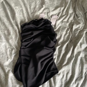 Svart kjol - En svart helt ny kjol, skriv för fler bilder då kjolen inte framhävs så bra på bild. 