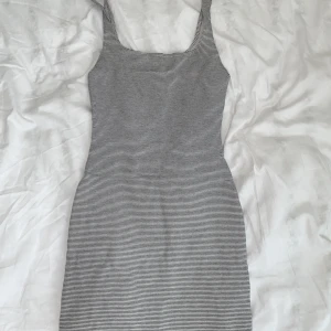 Bodycon klänning - Vardaglig bodycon klänning med slit på baksidan.  Köpare står för frakt