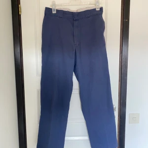 Dickies 874 - Ett par mörkblåa Dickies 874 i storlek 34/30. De är köpta second hand vilket innebär att de är ganska användna. Men de funkar super bra.