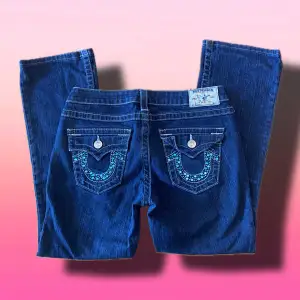 Ett par jättefina True Religion Jeans i Bootcut/utsvängd modell. Jeansen har blåa diamanter på baksidan vid truey loggan och byxorna är i perfekt skick. Skriv om ni har frågor! ☺️