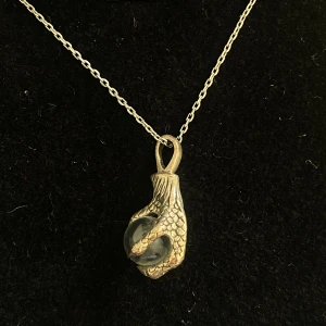 Halsband  - Halsband med klo och pärla - köpt på en marknad på Gotland, längd 50cm🥰 aldrig använt i sterling silver!