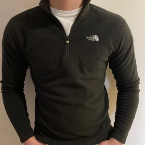The North face fleece  - The North face fleece Stolek M bra skick   modellen är 185cm lång 