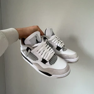 Nike Air Jordan 4 military black - Helt nya i perfekt skick, fick i present men var för små och vill därför sälja dem. Priset kan diskuteras vid snabb affär🙂