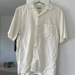 Säljer den här snygga sommarskjortan som jag bara använt några få gånger, den har inga defekter. Skulle säga att den är en stor S