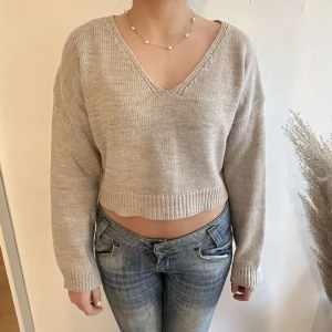 Croppad stickad tröja! - Croppad beige stickad tröja med v-ringning!🙌🏽