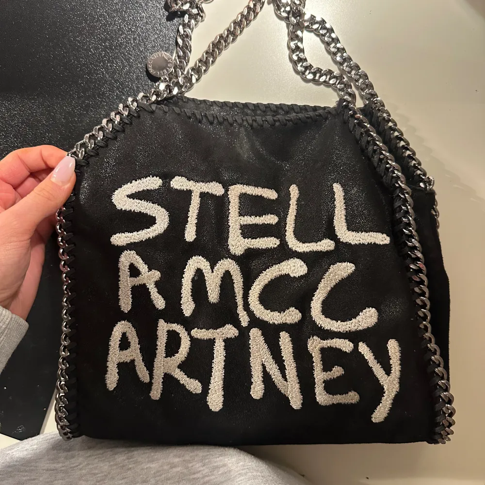 Säljer min Stella McCartney väska i fint skick. Den är använd men har tagit hand om den bra 😊 säljer då jag knappt använder den längre. Köpt på ilum i Köpenhamn och är Limited  edition så den är helt slutsåld. Nypris runt 10 000. Väskor.