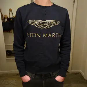 Aston Martin tröja av Hackett. Säljer den då den är för liten, skicket är utmärkt och trycket är som nytt. Storlek S men passar även M. Hör av er vid minsta fundering😀